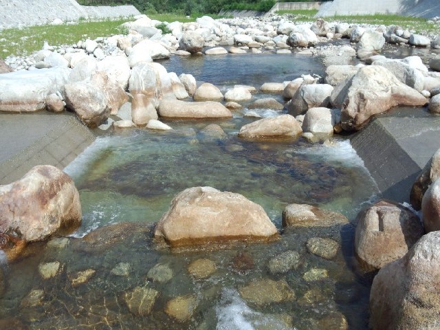 片桐松川の床固工常水路