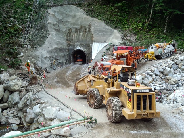 黒川第４砂防堰堤仮排水トンネル工事