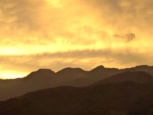 夕焼け雲と中央アルプス