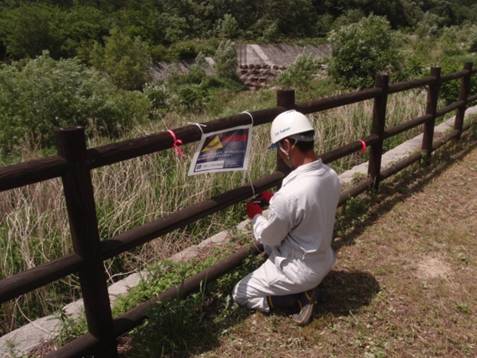 腐食、損傷があった木柵に注意看板の設置の様子