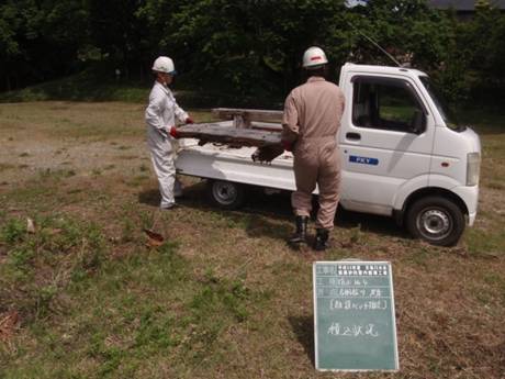 腐食したベンチの撤去の様子