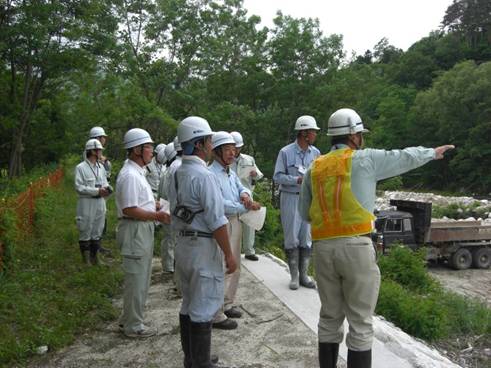 現場内の説明の様子２