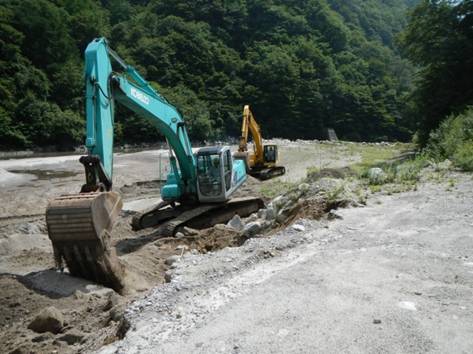 仮設道路を造るため作業を行う様子