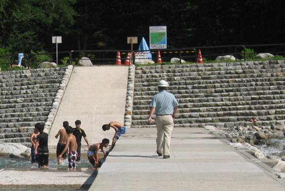子供たちが川の横断通路で遊んでる様子（危ない！！）