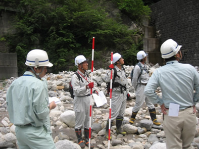 山奥にある砂防施設の点検の様子
