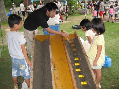 土石流模型実験の説明の様子