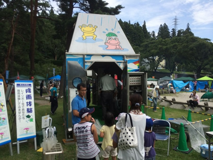 降雨体験機による降雨体験の様子