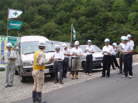 松川町町議会議員の方へ工事説明をする様子