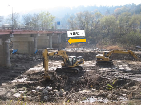 河川内の掘削の様子
