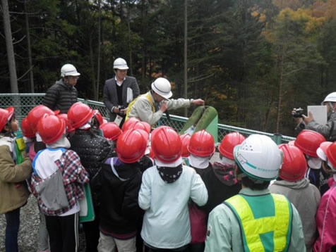 模型を使って土石流の説明をしてる様子