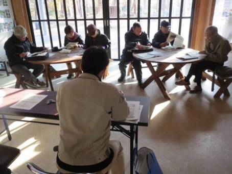 工事の概要を室内で説明する様子