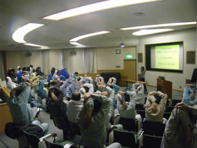 参加者のストレッチの様子