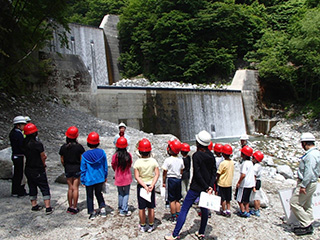 砂防えん堤の見学の様子