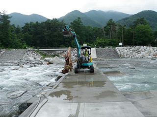 模型を使用して床固工の役割を説明している様子