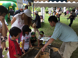 模型を使用して砂防えん堤の役割を説明している様子