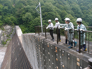 砂防えん堤建設現場見学の様子