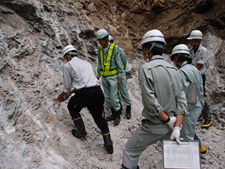 模型による砂防えん堤の働きを説明している様子