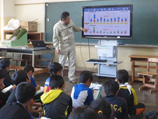 小学校の教室で説明の様子