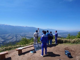 陣馬形山山頂にて