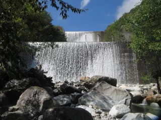 奥が本堰堤、手前が副ダムです。