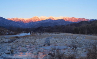 与田切床固工群と中央アルプスの朝光