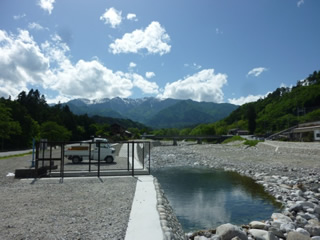 護岸部分と中田切源頭部