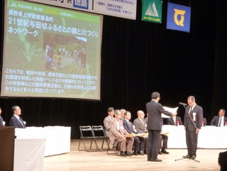 授賞式の様子（今掘会長）