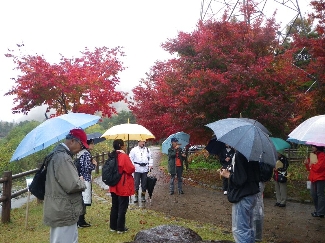 渓畔で駒ヶ根高原の成因を聞く