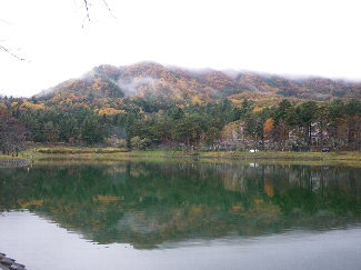 大沼湖に映った山腹の紅葉