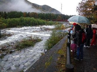 紅葉の太田切川を歩き、床固工群を見る