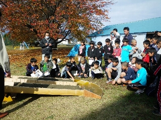 通水：どんな変化が起こるか・・期待の児童ら