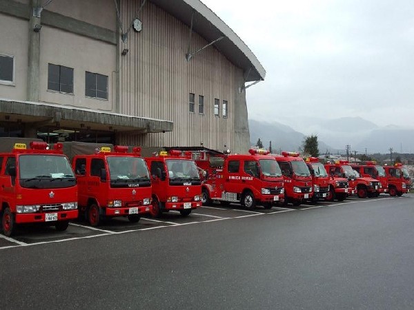 飯島町体育館前に並んだ消防車