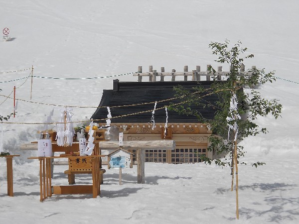 残雪に囲まれた駒ヶ岳神社