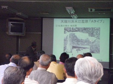 松尾地区の災害状況を解説される松島先生