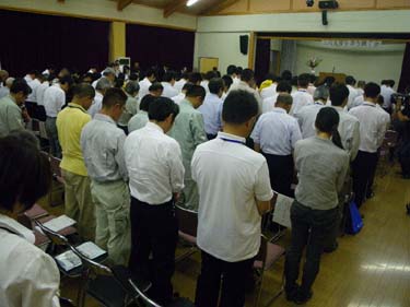 犠牲者を追悼して黙祷