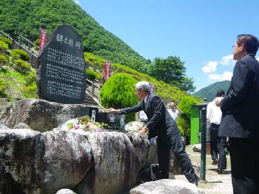 柳島村長による大西慰霊碑への献花・焼香