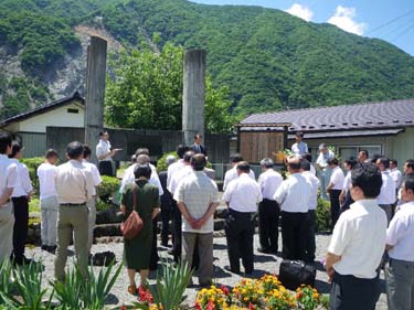 文満慰霊碑での事務所職員等による献花・焼香