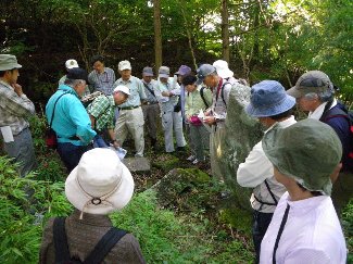 福泉寺跡で石碑等の見学