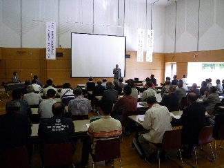 会場となった伊那市役所多目的ホール