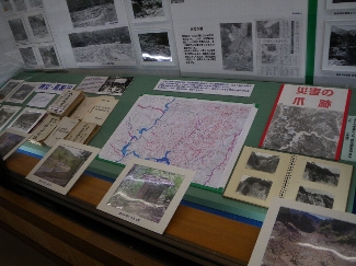 住民の方が所有する貴重な写真アルバムも展示