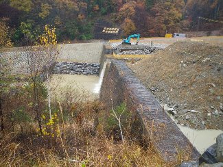 景観に配慮して間伐材を貼った砂防堰堤