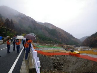 晴れると谷間に中央アルプスが眺望できる