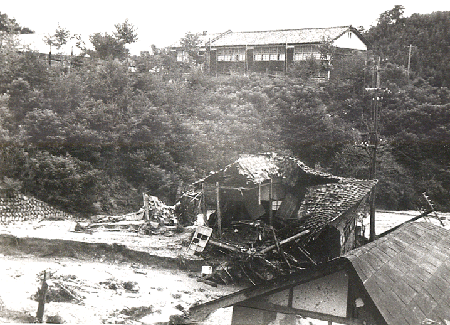 学校下の河原に流された倒壊家屋
