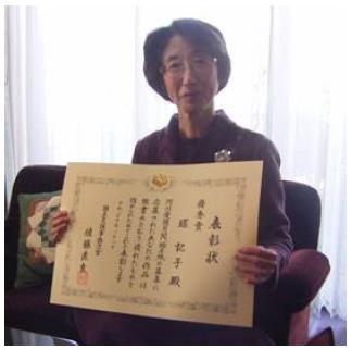ご自宅で受賞する堀さん